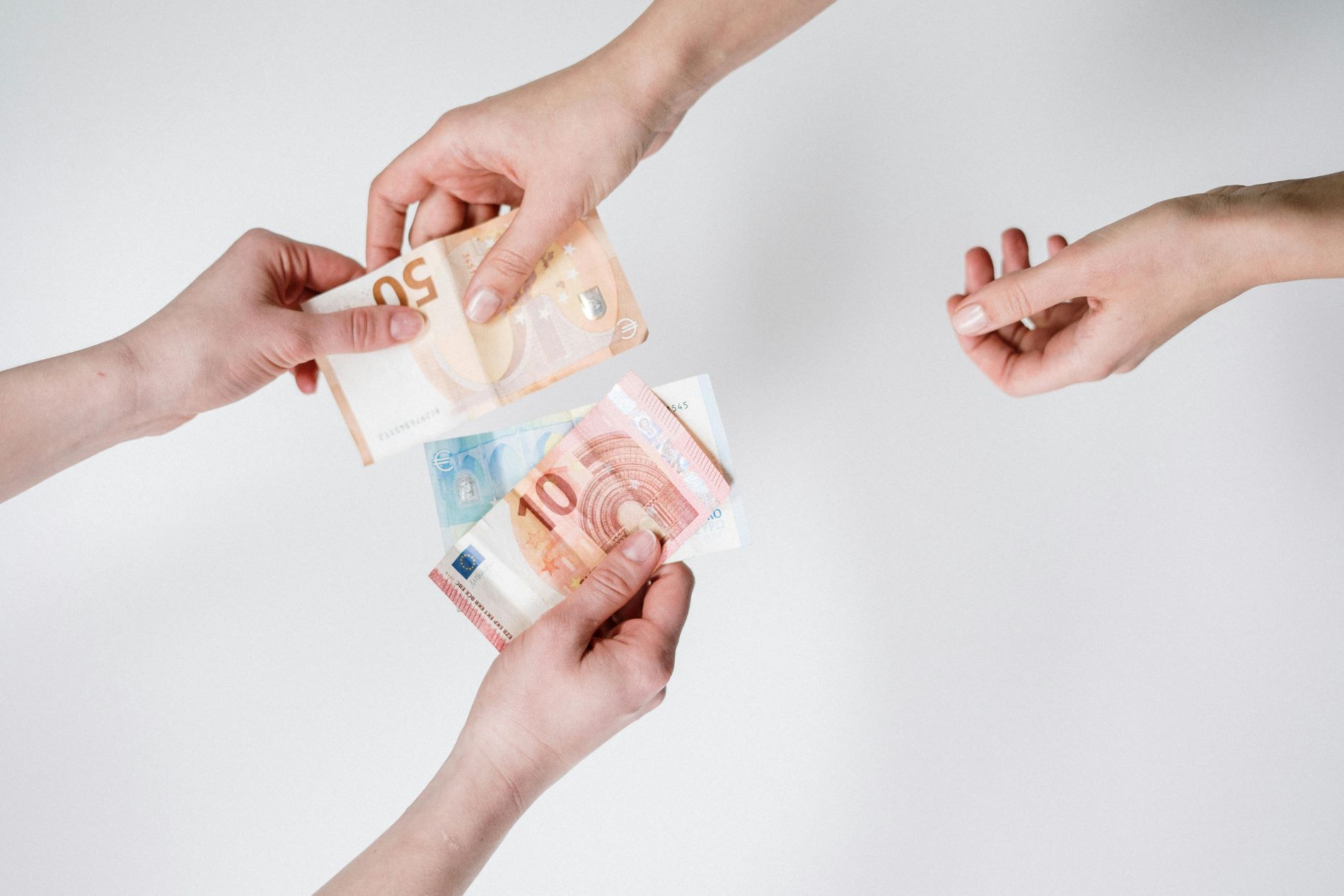 Eurų banknotų perdavimas iš rankų į rankas, simbolizuojantis paskolą.